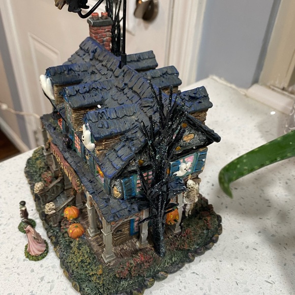 "Lily's Inn" The Munsters Halloween Village Hawthorne Village with COA - Picture 8 of 16